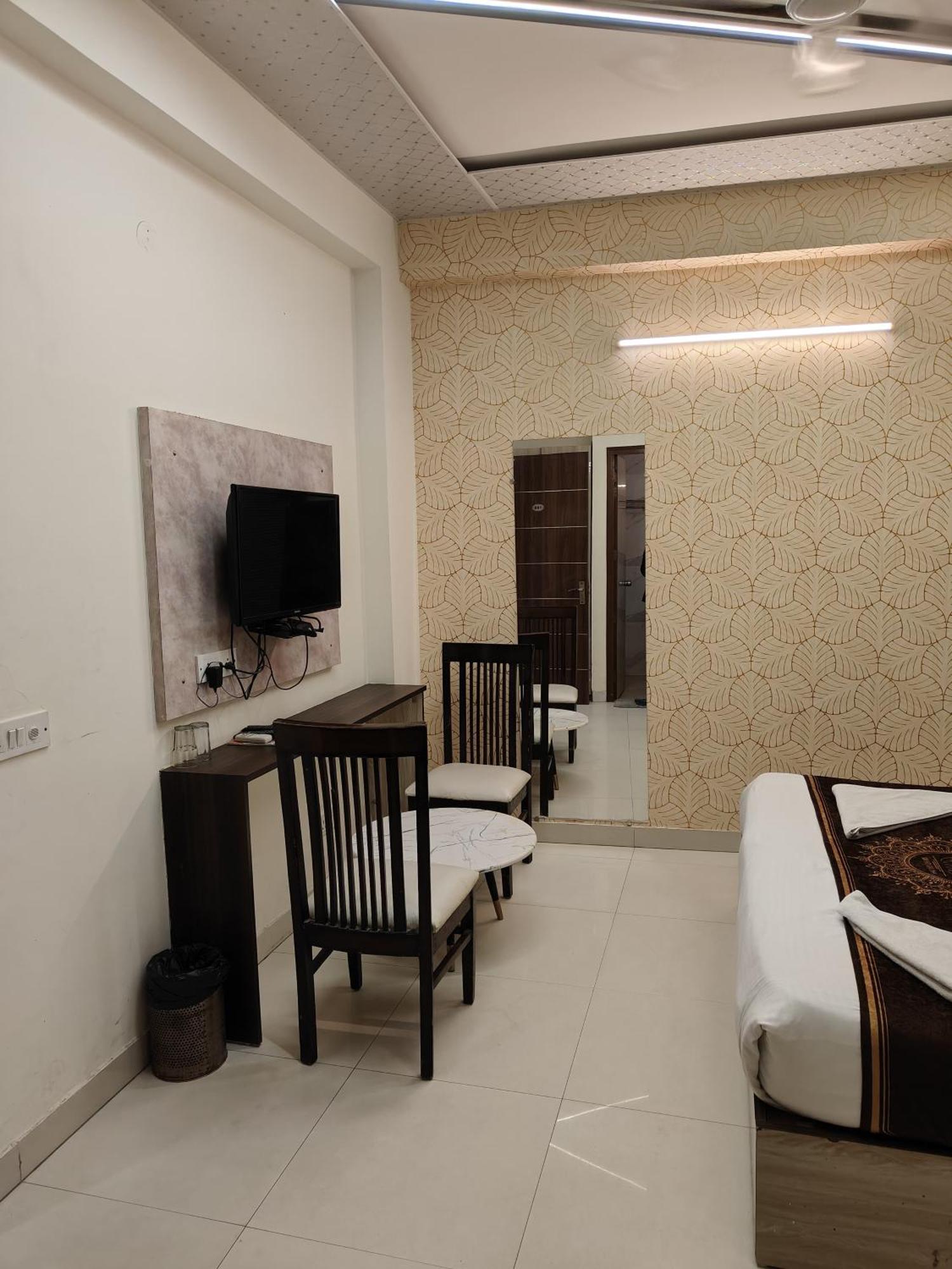 Hotel Smart Plaza New Delhi Buitenkant foto