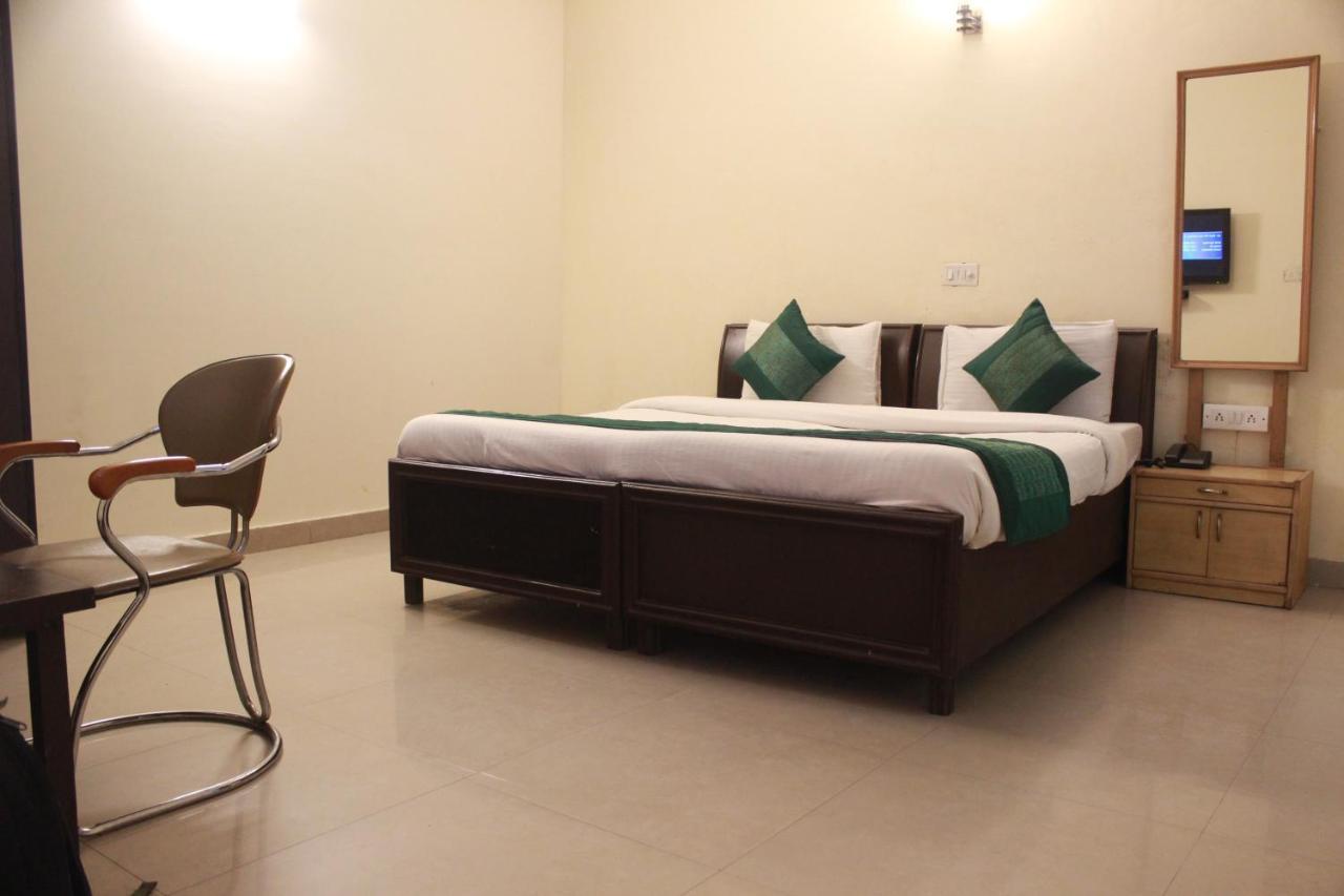 Hotel Smart Plaza New Delhi Buitenkant foto