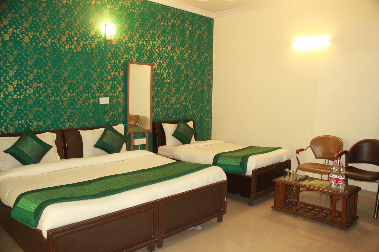 Hotel Smart Plaza New Delhi Buitenkant foto