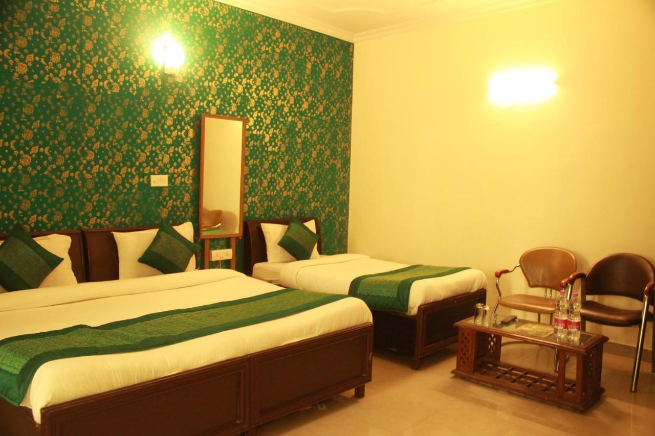 Hotel Smart Plaza New Delhi Buitenkant foto