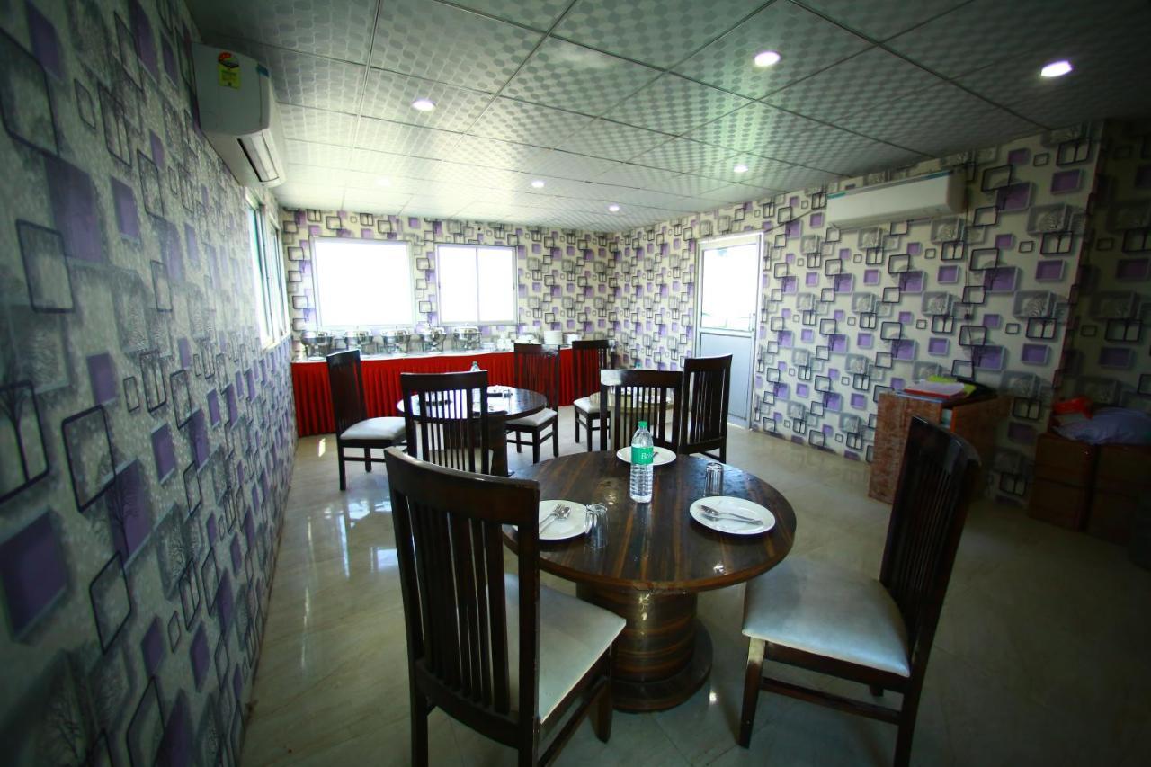 Hotel Smart Plaza New Delhi Buitenkant foto