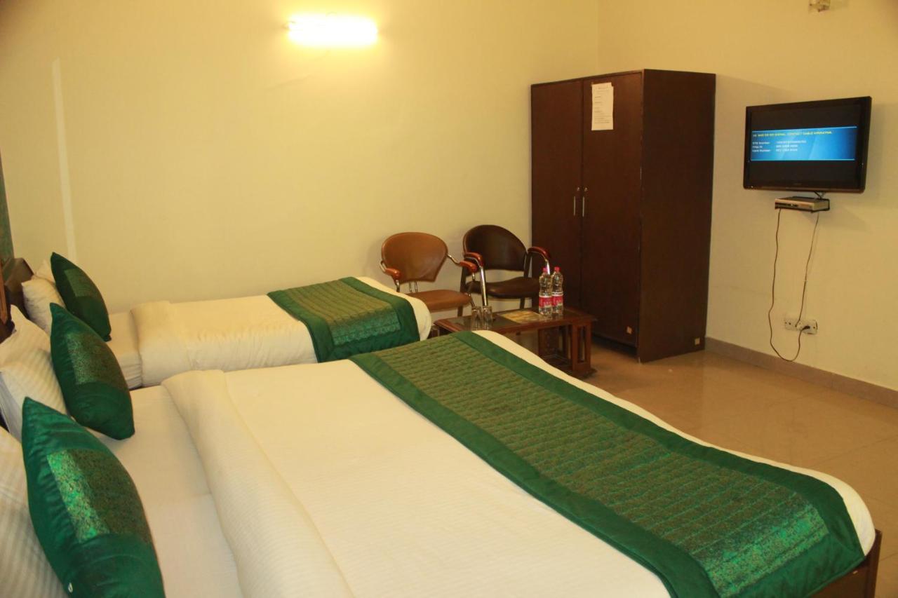 Hotel Smart Plaza New Delhi Buitenkant foto