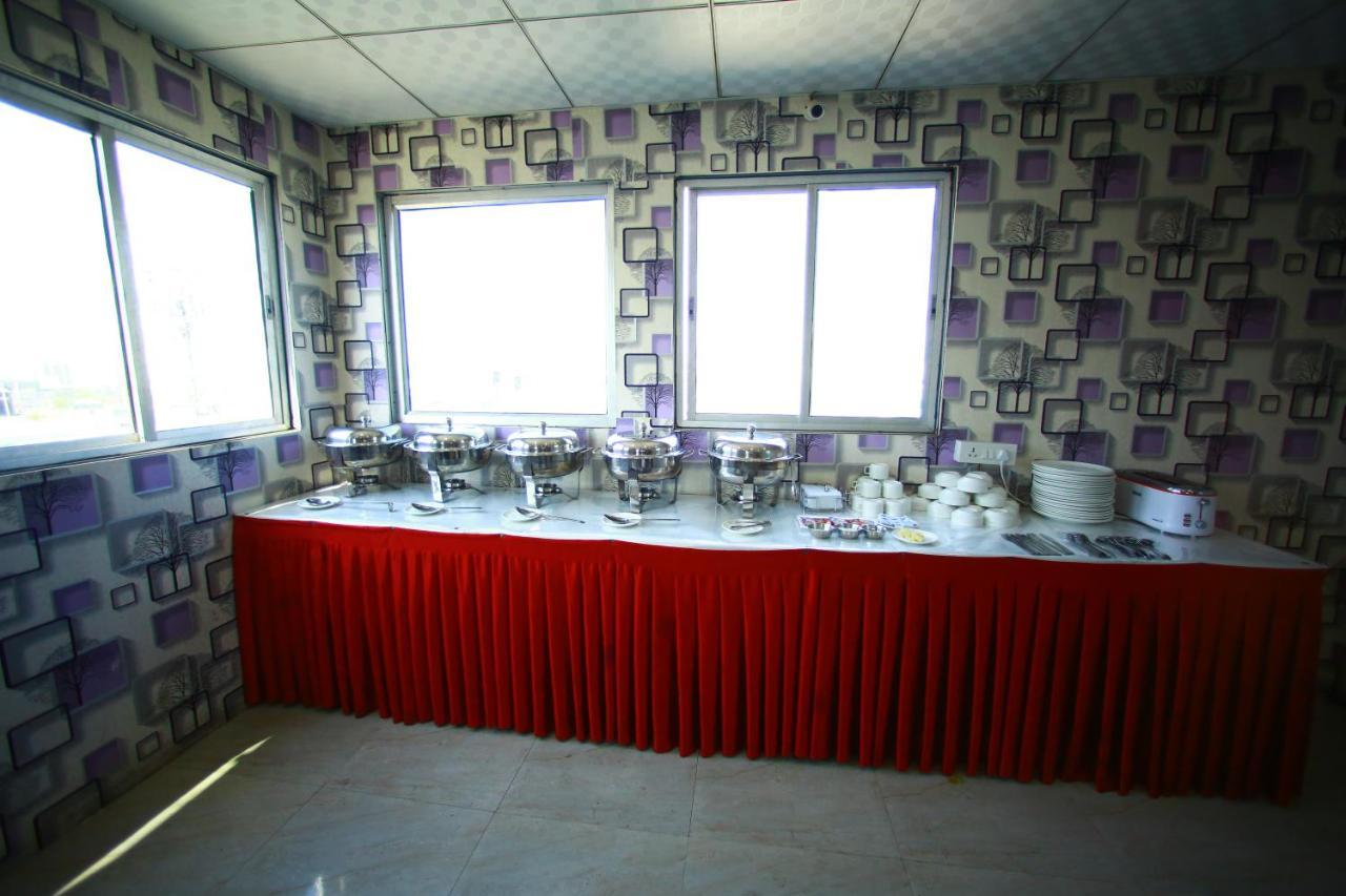 Hotel Smart Plaza New Delhi Buitenkant foto