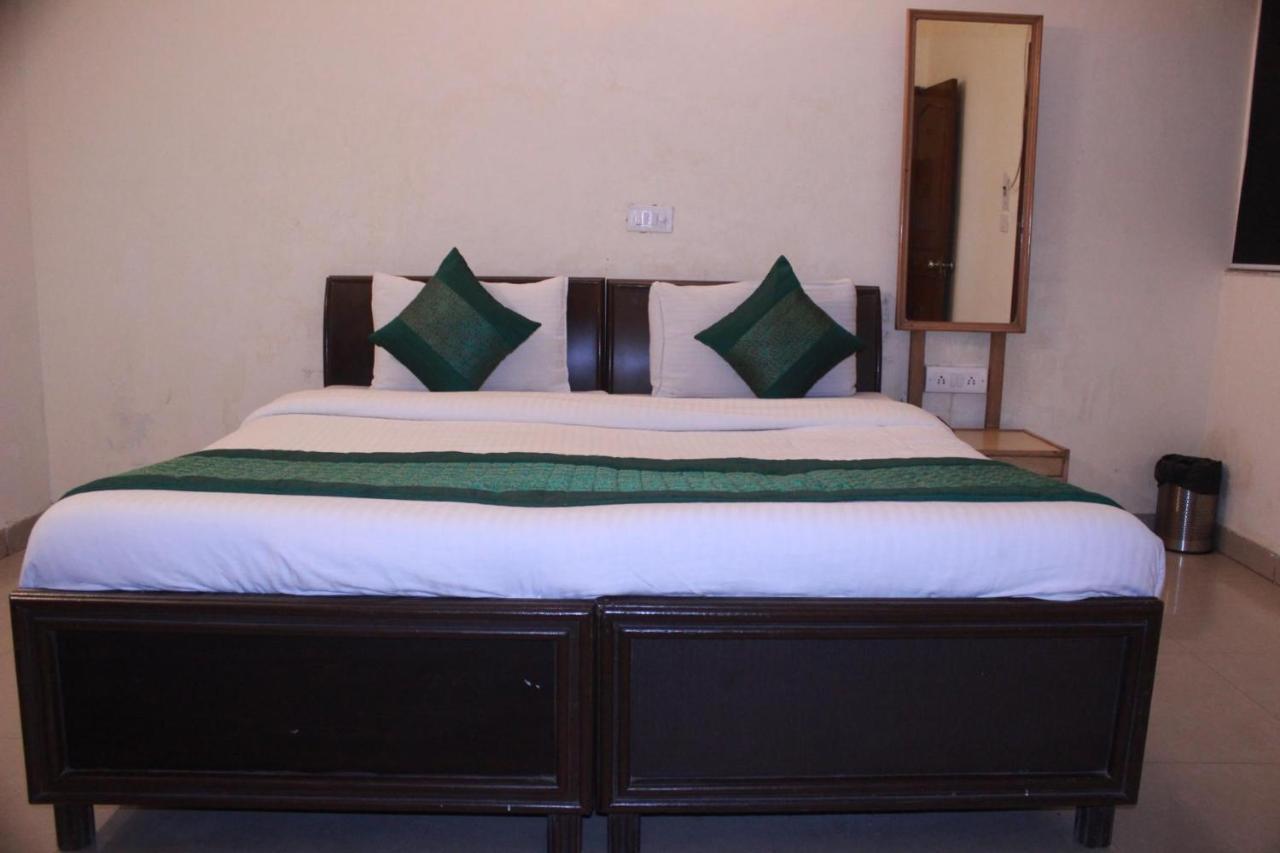 Hotel Smart Plaza New Delhi Buitenkant foto