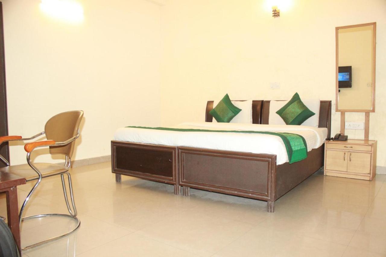 Hotel Smart Plaza New Delhi Buitenkant foto
