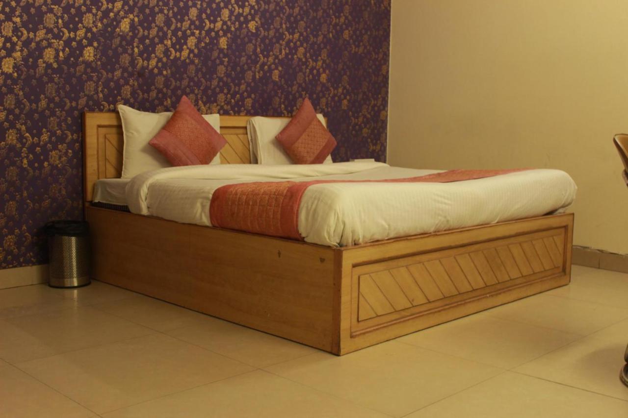 Hotel Smart Plaza New Delhi Buitenkant foto