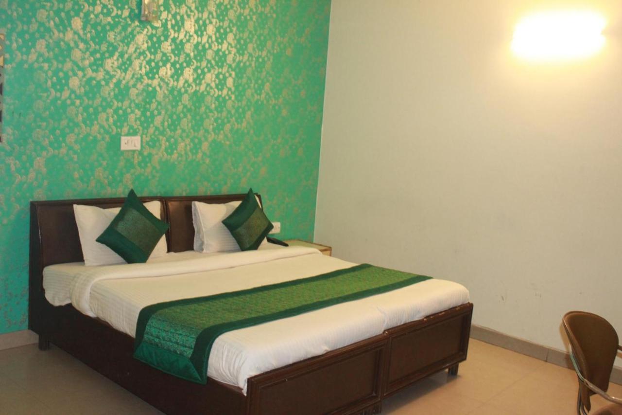 Hotel Smart Plaza New Delhi Buitenkant foto