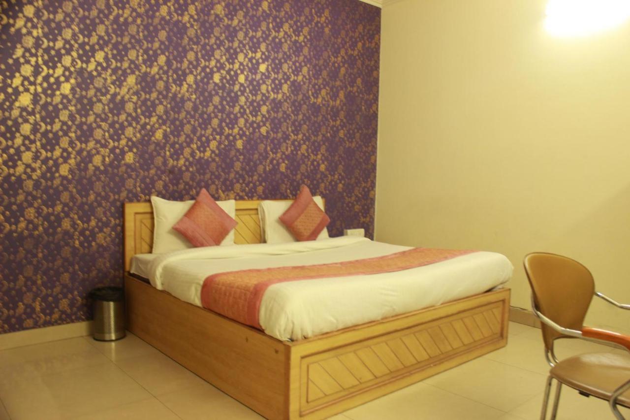 Hotel Smart Plaza New Delhi Buitenkant foto