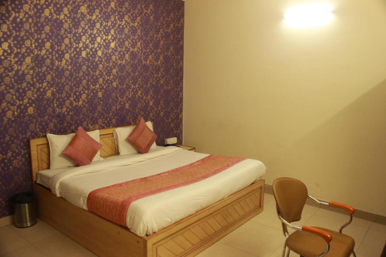 Hotel Smart Plaza New Delhi Buitenkant foto